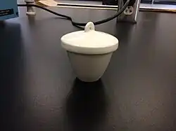 Figure 1:  Creuset en porcelaine avec son couvercle