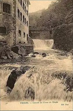 Vieille photographie du centre d'art prise depuis le lit de la Durolle, à la fin du XIXe&nbsp;siècle.