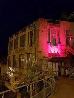 Entrée du centre d'art du Creux de l'enfer.