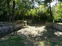 Les douves asséchées.