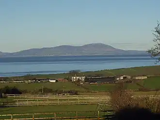 Le Criffel vu depuis la Cumbria par-dessus le Solway Firth
