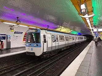 Entrée d'une rame MF 77 en direction de La Courneuve.