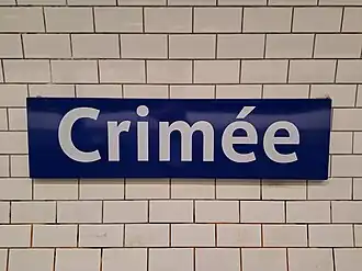 Plaque émaillée indiquant le nom de la station.