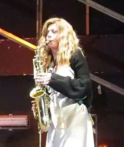 Benedicta Boccoli et son saxophone pendant Crimini del Cuore, théâtre Saint Babylas de Milan, 1er mai 2015.