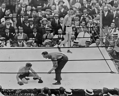 Compté par l'arbitre, Kilbane peine à se relever.