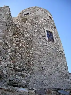 photographie : une tour ronde en pierres