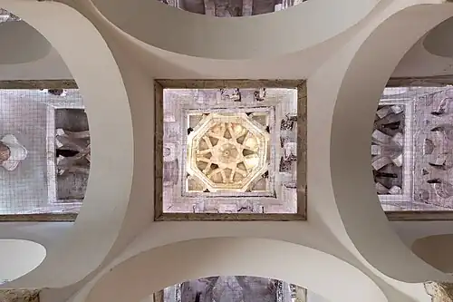 La coupole centrale percée de baie