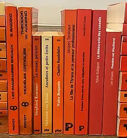 Photographie des dos de plusieurs livres