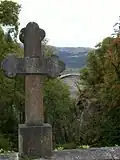 Une croix le long du sentier pour le pont.