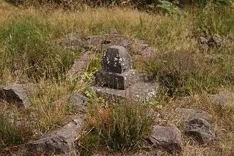 Sépulture avec une stèle-édicule et une urne