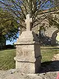 Croix latine et son support en granit à gauche de l'escalier sud à l'extérieur de l'église.