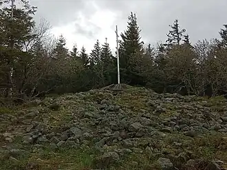 Le sommet de la tête des Faux et sa croix.