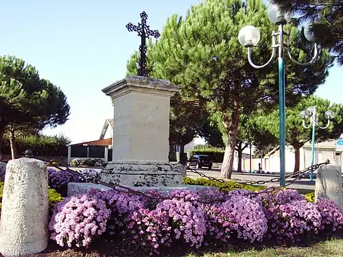 Première croix : place du 11-Novembre.