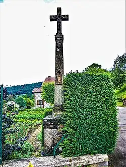 Croix ancienne avec statuette.