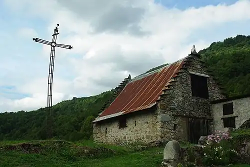 Croix de fer et grange avec pignon typique "à pas d'oiseau".