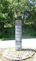 Une croix.