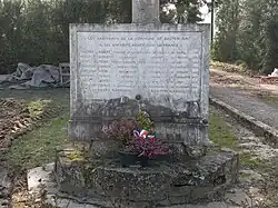 Monument aux morts, sur la base de la Croix de cimetière