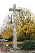 Vue d'ensemble de la Croix située à l'entrée du placître.