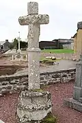 :Autre croix située dans le cimetière de Saint-Léry, côté sud, en bordure du mur délimitant le placître.
