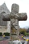 Vierge à l'Enfant (partie sommitale de la Croix  située côté sud, en bordure du mur délimitant le placître).
