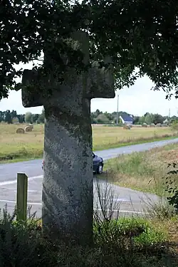 Croix en laiton à Guillac, Morbihan.