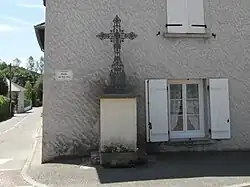 Croix de la route du Pré-Vial, près du bourg.