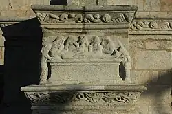 Croix du bourg : détail du socle.