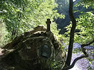 À Saint-Pierre-de-Plesguen : croix et, en dessous, médaillon représentant Lamennais réalisé en 1922 par Alexis Renaud.