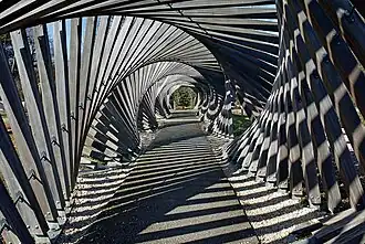 Une allée dans le parc Mallet Stevens à Croix. Février 2022.