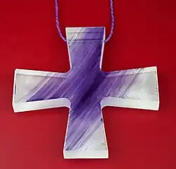 Croix pectorale pour la liturgie en verre et violet.