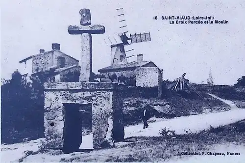 La croix percée et le moulin à vent de Saint-Viaud vers le début du XXe&nbsp;siècle.