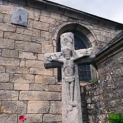 Christ en croix sculpté