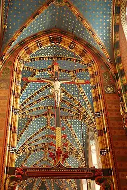 La croix par Wit Stwosz et la voûte étoilée de Jan Matejko.