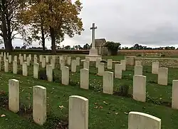Le cimetière militaire et sa croix du sacrifice.