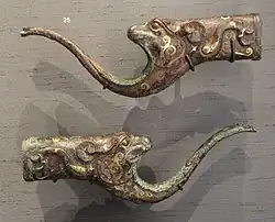 Éléments d'arbalète en bronze, en forme d'animal et décor incrusté d'or et d'argent de motifs géométriques. British Museum.
