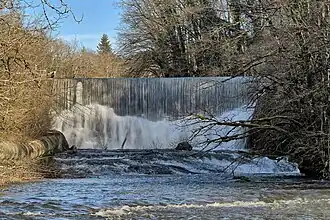 Le barrage vu depuis l'aval avec la conduite forcée à gauche.