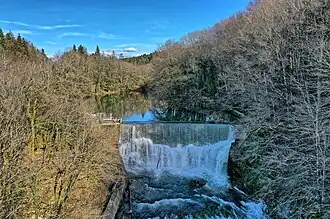Barrage de la centrale électrique sur l'Angillon.
