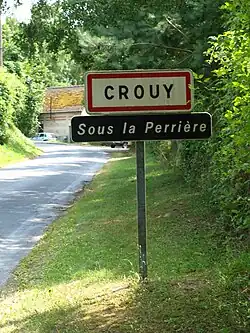 Panneau E31 avec le panneau d'entrée d'agglomération EB10 de Crouy, Aisne.