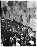 « Foule le jour des Expiations », entre 1920 et 1946.