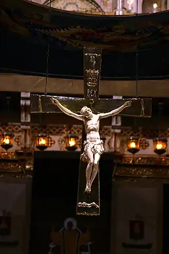 Le crucifix en or et le Christ en ivoire dans le chœur.