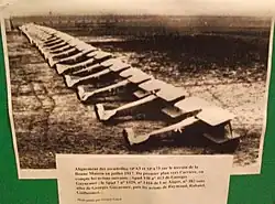 Avions sur le terrain de la bonne maison.