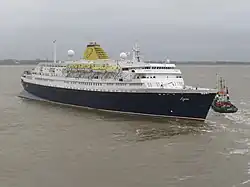 Photographie en couleurs du navire de croisière Azores à Bremerhaven en mars 2014.
