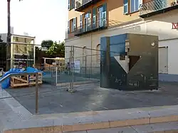 Image représentant l’entrée de la crypte souterraine fermée et en travaux.