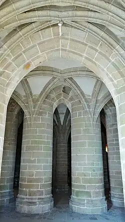 Les deux colonnes centrales, appelées palmiers.