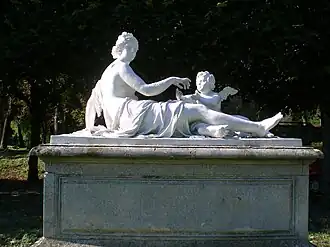 Nymphe devant l’orangerie.