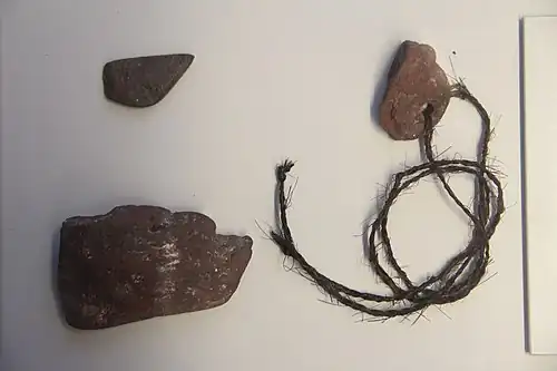 Burins et graveur découverts dans la grotte.