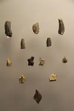 Lames et burins retouchés trouvés dans la grotte