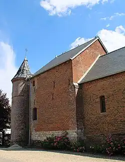 Le chœur est flanqué de deux tours différentes : la tour nord-est permettait d'accéder à la salle de refuge qui se trouve au-dessus du chœur.