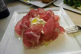 Avec du jambon cru culatello di Zibello et de l’huile d'olive