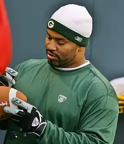 Description de l'image Cullen Jenkins signs autograph.jpg.